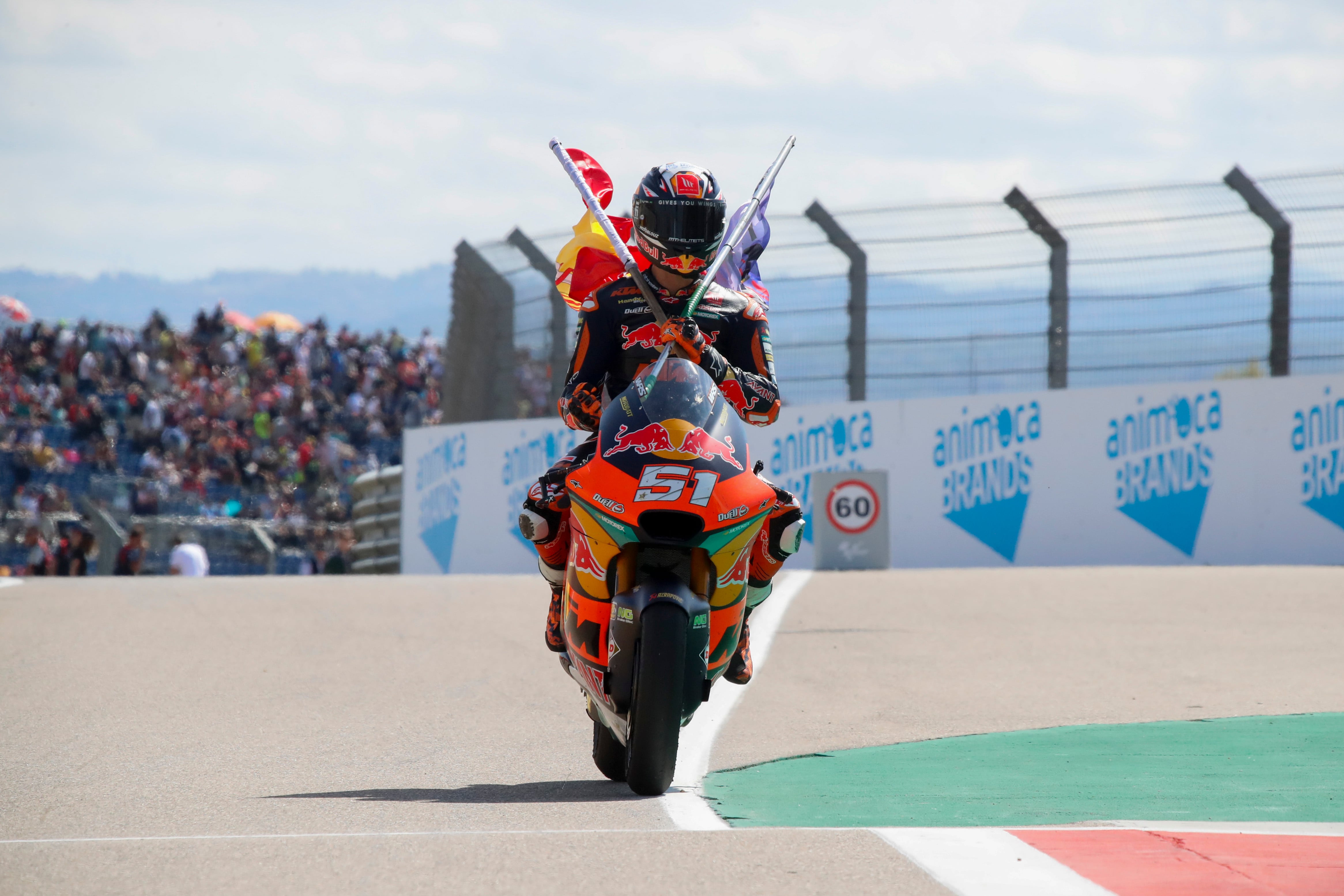 ALCAÑIZ (TERUEL), 18/09/2022.- El piloto español Pedro Acosta (Red Bull KTM Ajo) celebra tras ganar el Gran Premio Animoca Brands de Aragón de Moto2 que se celebra este domingo en el circuito turolense de de Motorland Alcañiz. EFE/Javier Cebollada
