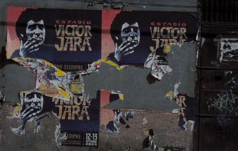 Carteles en Chile recordando al cantante Víctor Jara