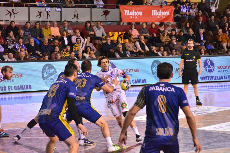 Mario López en una acción ofensiva