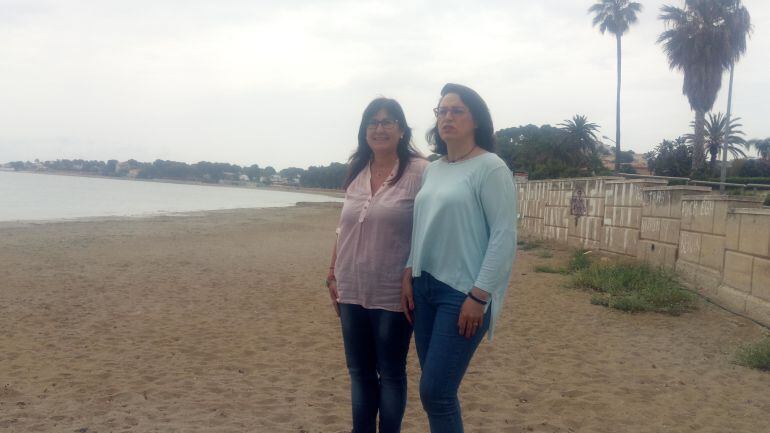 Las populares María Mut e Isabel Gallego, en la playa de la Marineta Cassiana. 