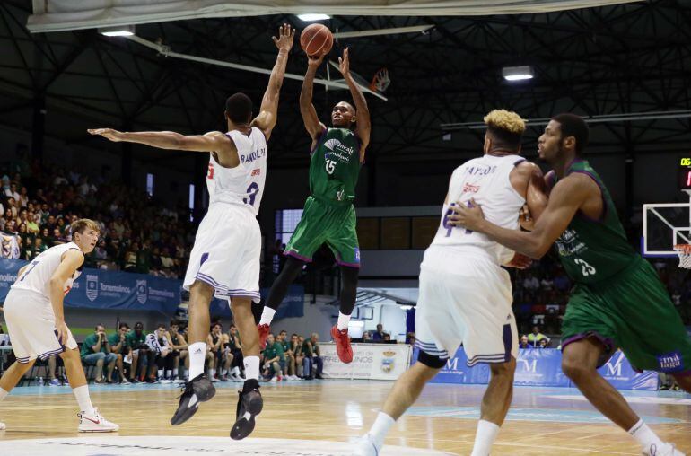 Jamar Smith intenta el lanzamiento ante Randolph en Torremolinos