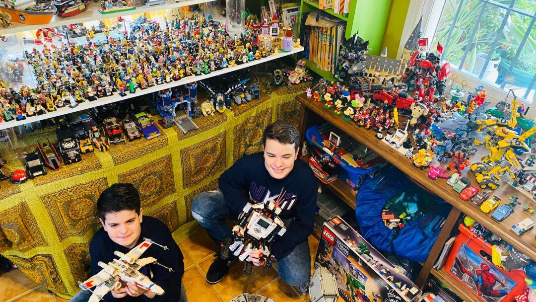 Los mellizos con sus figuras de Lego