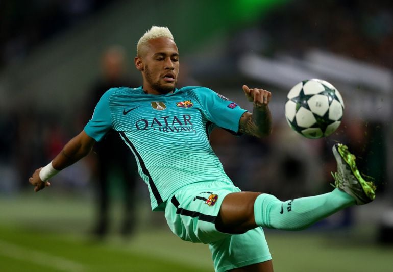 Neymar luce la tercera equipación del Barcelona en el Borussia Park.