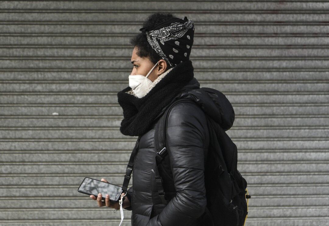 Una mujer con mascarilla en Viña del Mar