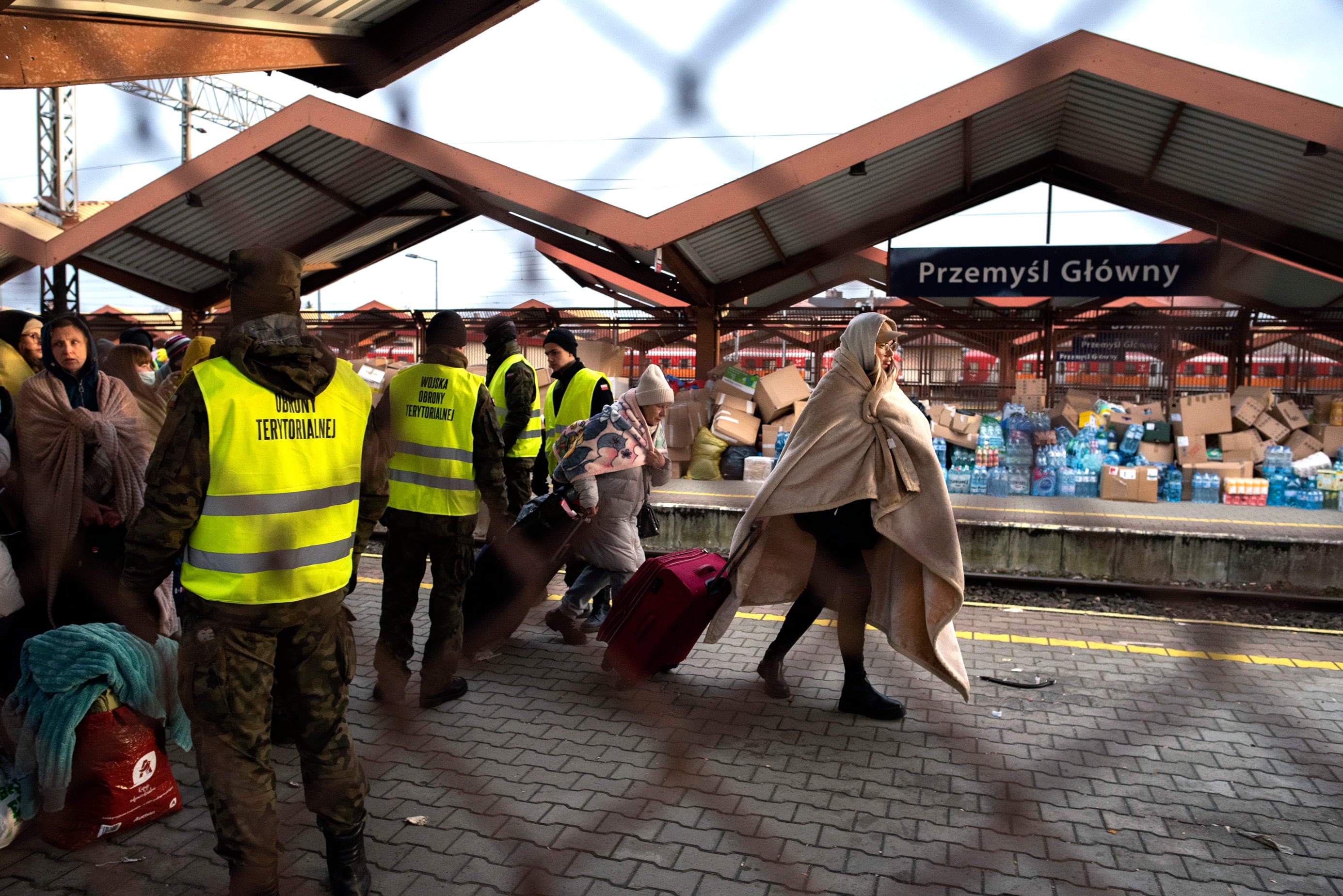 PRZEMYSL (POLNIA), 27/02/2022.- Refugiados ucranianos a su llegada este domingo a la estación de tren de tren de Przemsyl, en Polonia, que se ha convertido en uno de los principales puntos de llegada para los refugiados que huyen de la guerra, más de 150.000. EFE/Borja Sánchez
