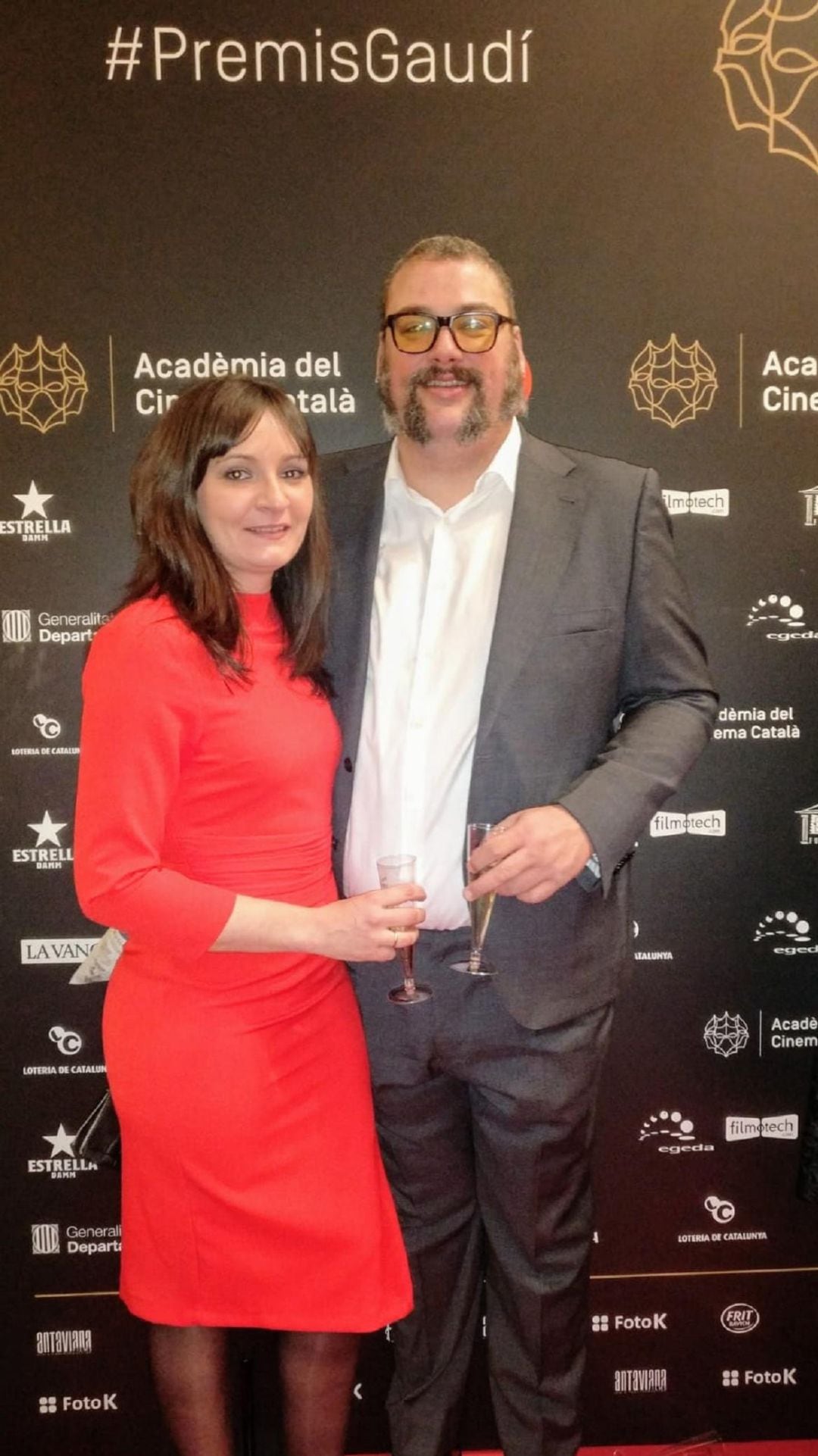 Lolo Lóez Egea en la gala de los premios Gaudí junto a su esposa María Soria