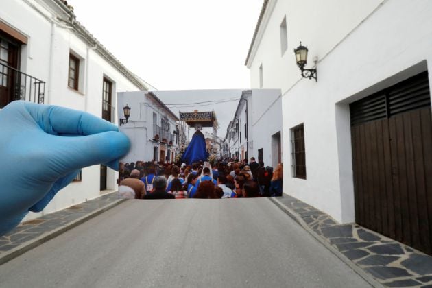 Penitentes de la hermandad &quot;Cristo Resucitado y Nuestra Señora de Loreto&quot; de Ronda (abril 2019) frente a la calle de la procesión el pasado Domingo de Ramos