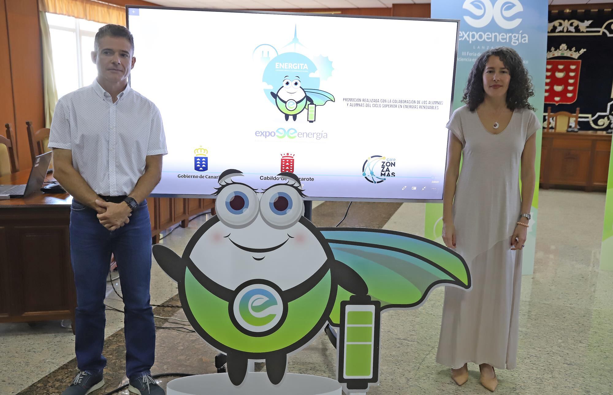 Isaac Molina, director del CIFP Zonzamas, y Ariagona González, consejera de Energía del Cabildo de Lanzarote.