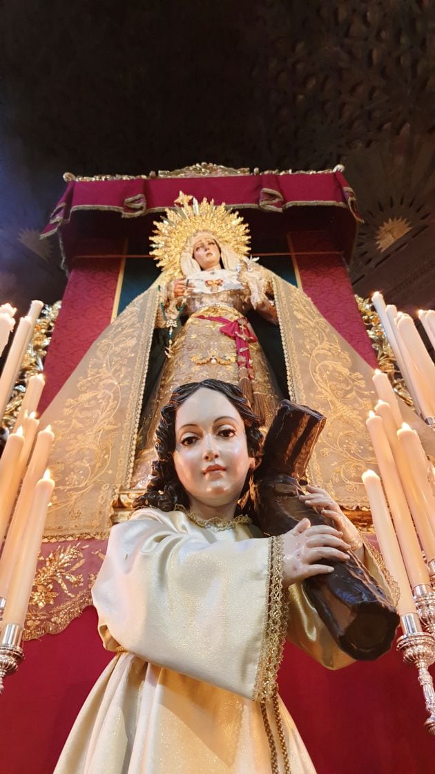 Altar de cultos de la Virgen de la Esperanza de Granada, en la iglesia Santa Ana, en el triduo previo a su coronación canónica