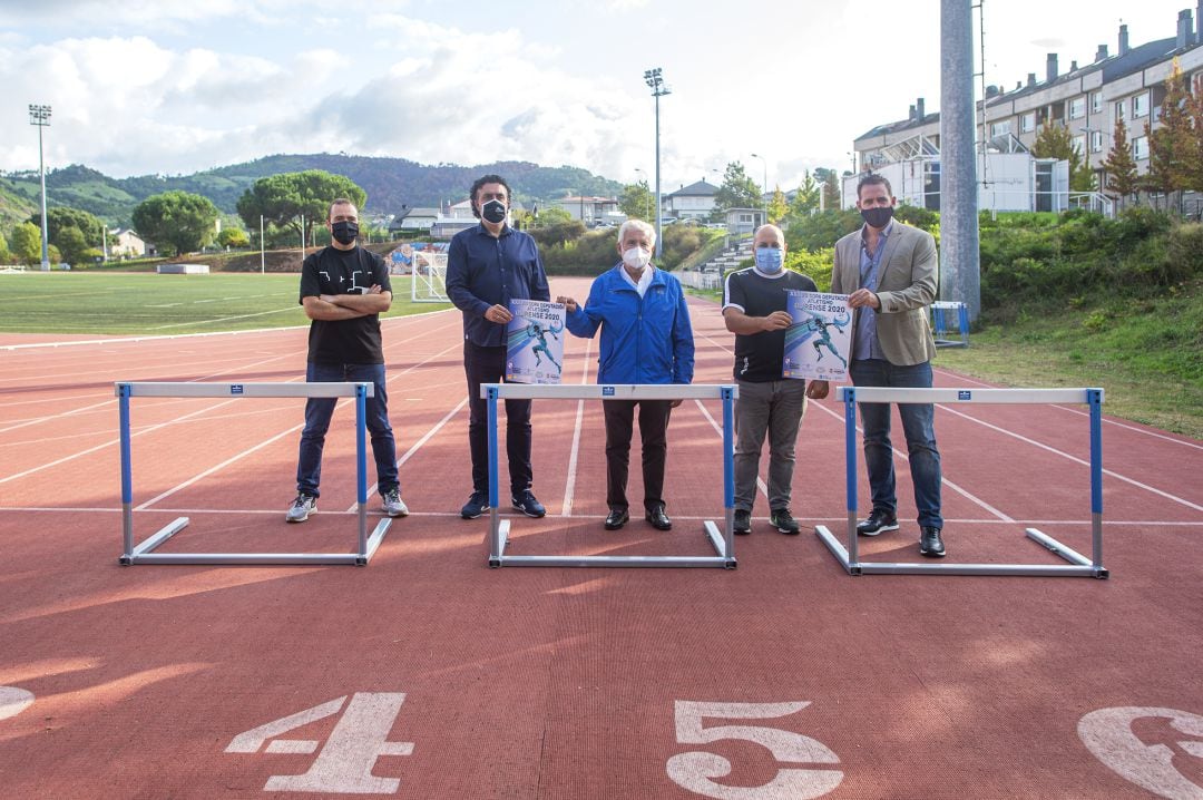 Na presentación, Eladio Gómez,vicepresidente primeiro da Federación Galega de Atletismo, Ángel Fidalgo,Delegado da Federación Galega de Atletismo en Ourense, Rosendo Fernández,vicepresidente da Deputación de Ourense,Rodrigo Alberte, xefe do servicio de Deportes Campus Ourense e Manuel Pérez,xefe de servizo provincial de Deportes da Xunta de Galicia. Catro interesantes xornadas de atletismo