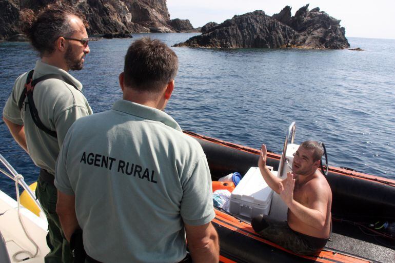 La unitat específica de furtivisme fa feina.