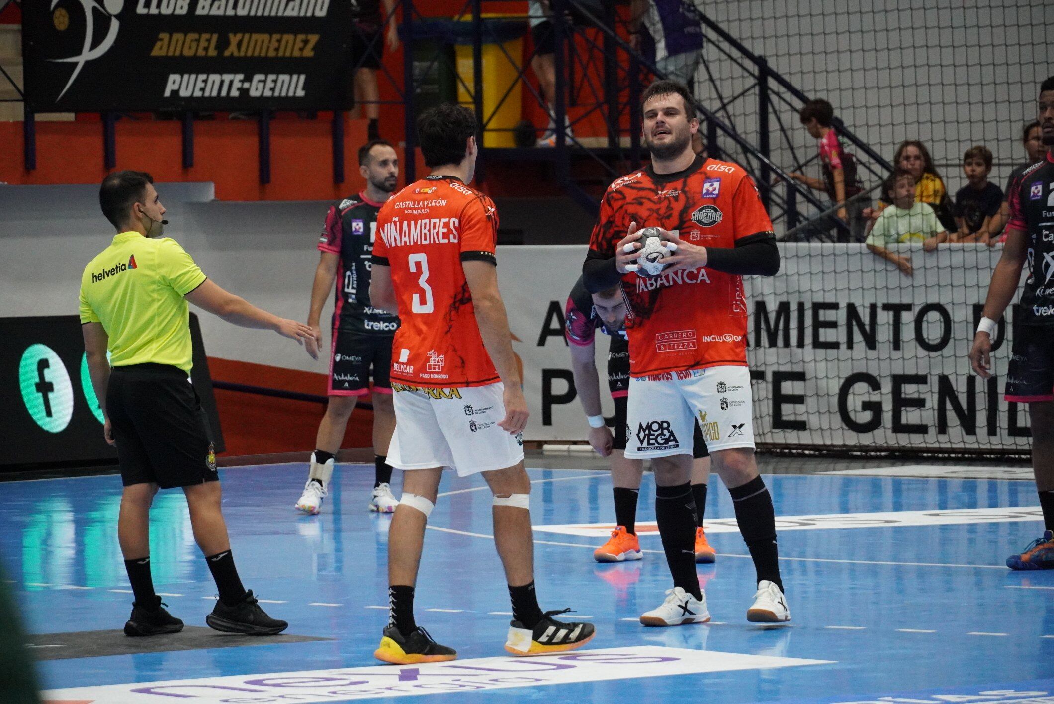 Javi Miñambres y Rodrigo Benites, central y pivote del Ademar.