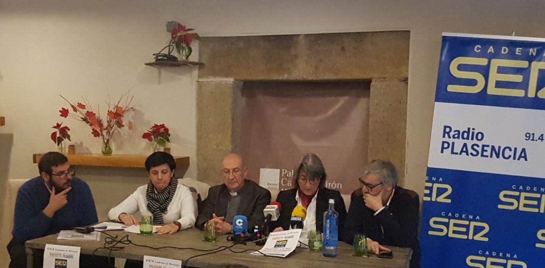 Presentación de la XXIX Campaña de Navidad de la Cadena SER Norte de Extremadura, de Izq a Dcha: José Luis Hernández, Sonia Eleno, Francisco Rico, Blanca Juste y Juan Carlos López Duque