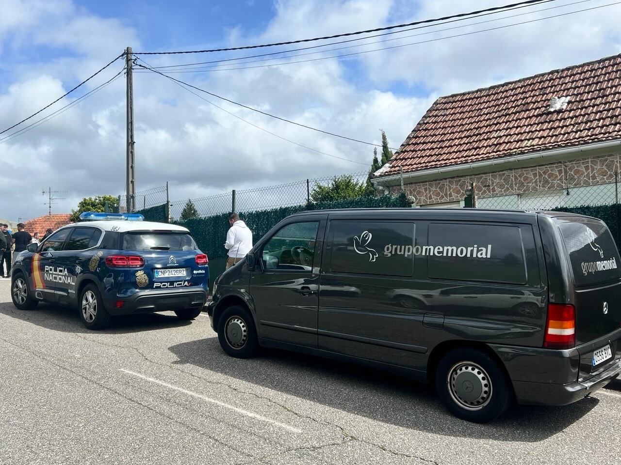 Momento de la llegada del personal de la funeraria, en la calle dos Curros en Lavadores