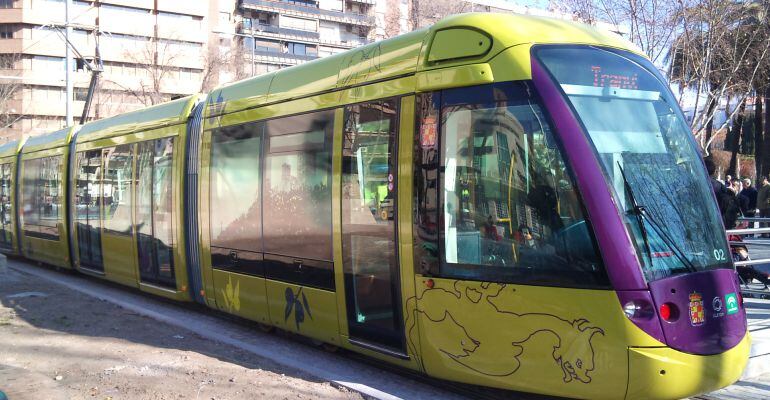 El tranvía cruza la plaza de las Batallas durante su periodo de pruebas.