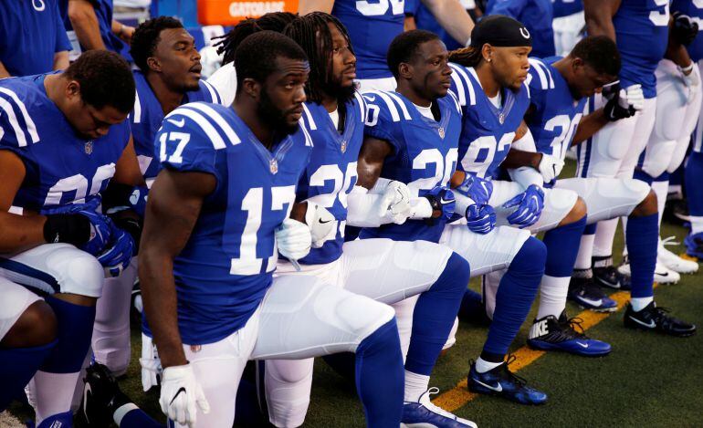 Los jugadores de los Indianapolis Colts se ponen de rodillas durante la ceremonia del himno 