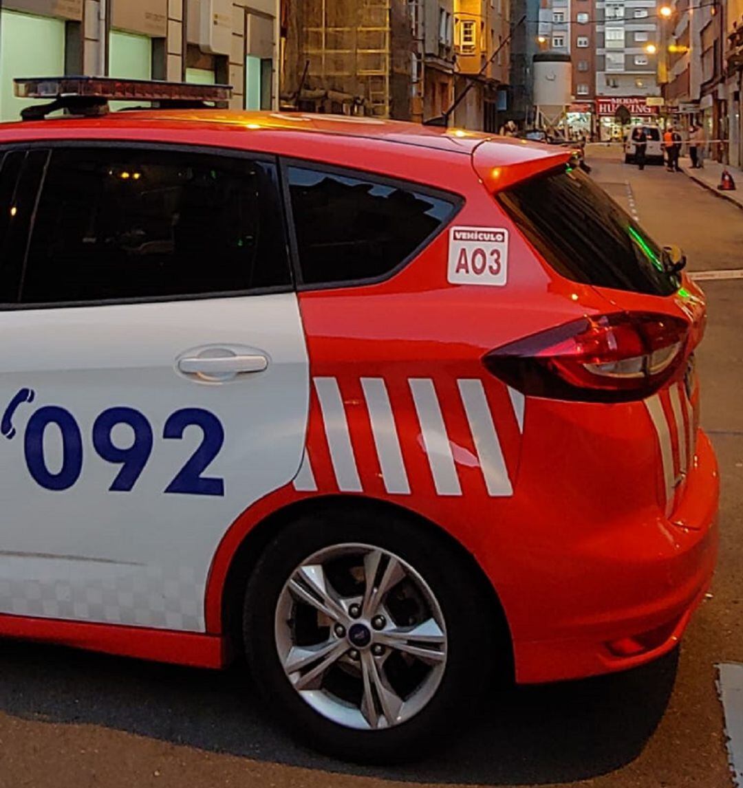 Un coche de los agentes en Gijón. 