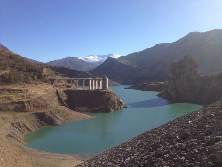 Situación actual del pantano de Canales visto desde la presa