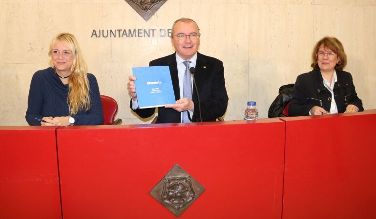 D'esquerra a dreta, la regidora de Cultura de Reus, Montserrat Caelles; l'alcalde Carles Pellicer; i la comissària Reus Capital Cultura Catalana 2017, Montserrat Grau, durant el balanç de l'impacte econòmic. Imatge de l'1 de març del 2018.