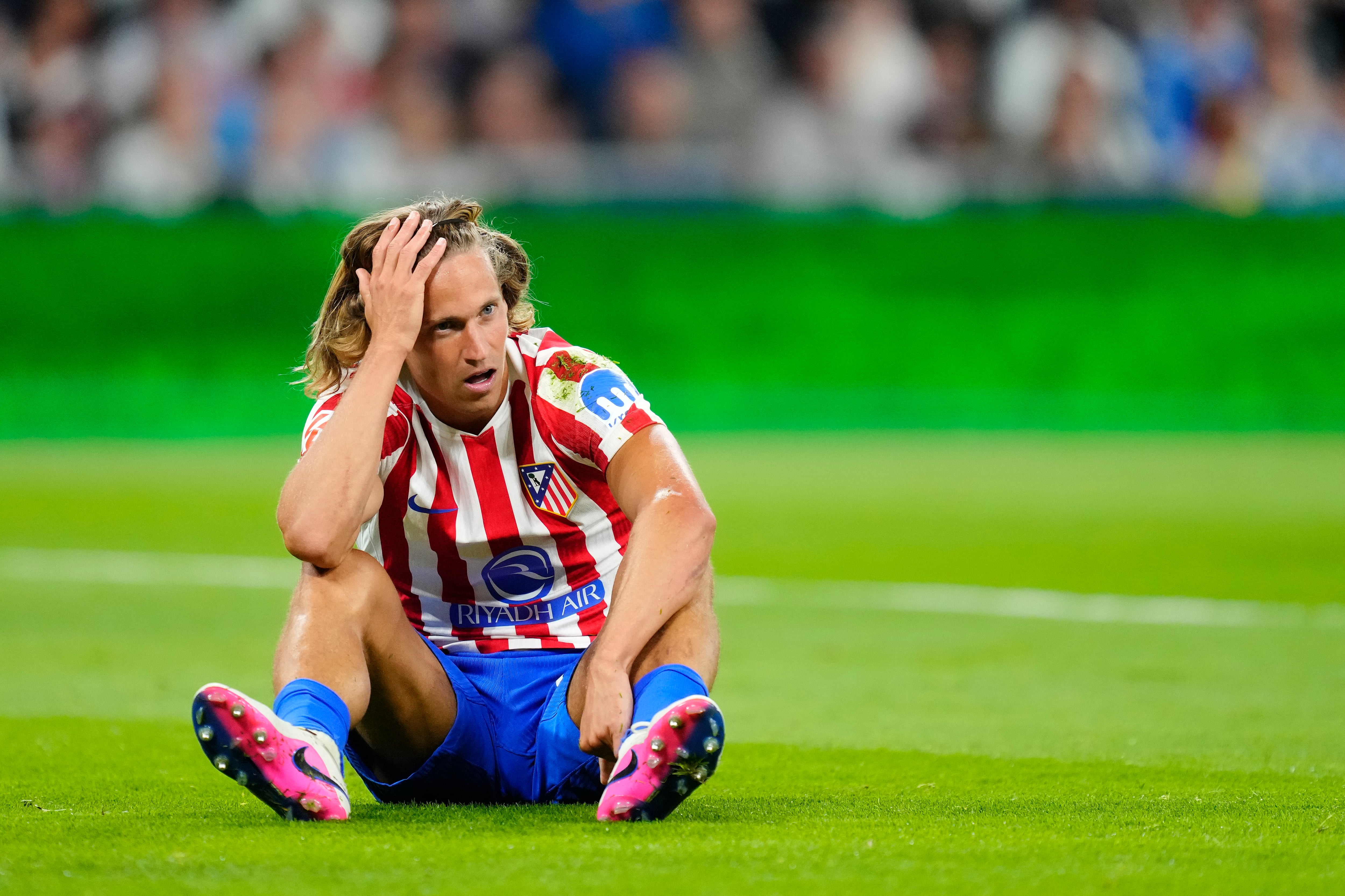 Marcos Llorente se duele en el césped del Bernabéu