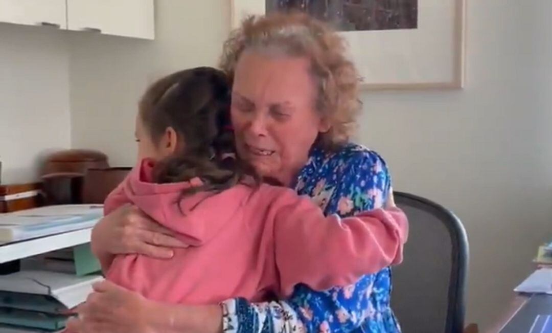 El emotivo reencuentro entre abuela y nieta.