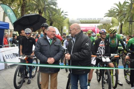 Patricio Lupiáñez (a la izquierda) representando a Caja Rural en la salida