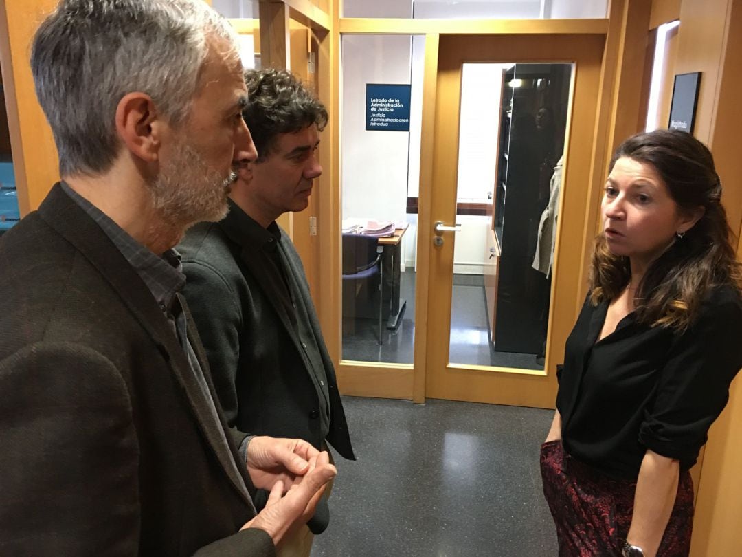 El consejero Eduardo Santos y el director general de Justicia, Rafael Sainz de Rozas, junto la decana de los Juzgados de Aoiz, María Boado