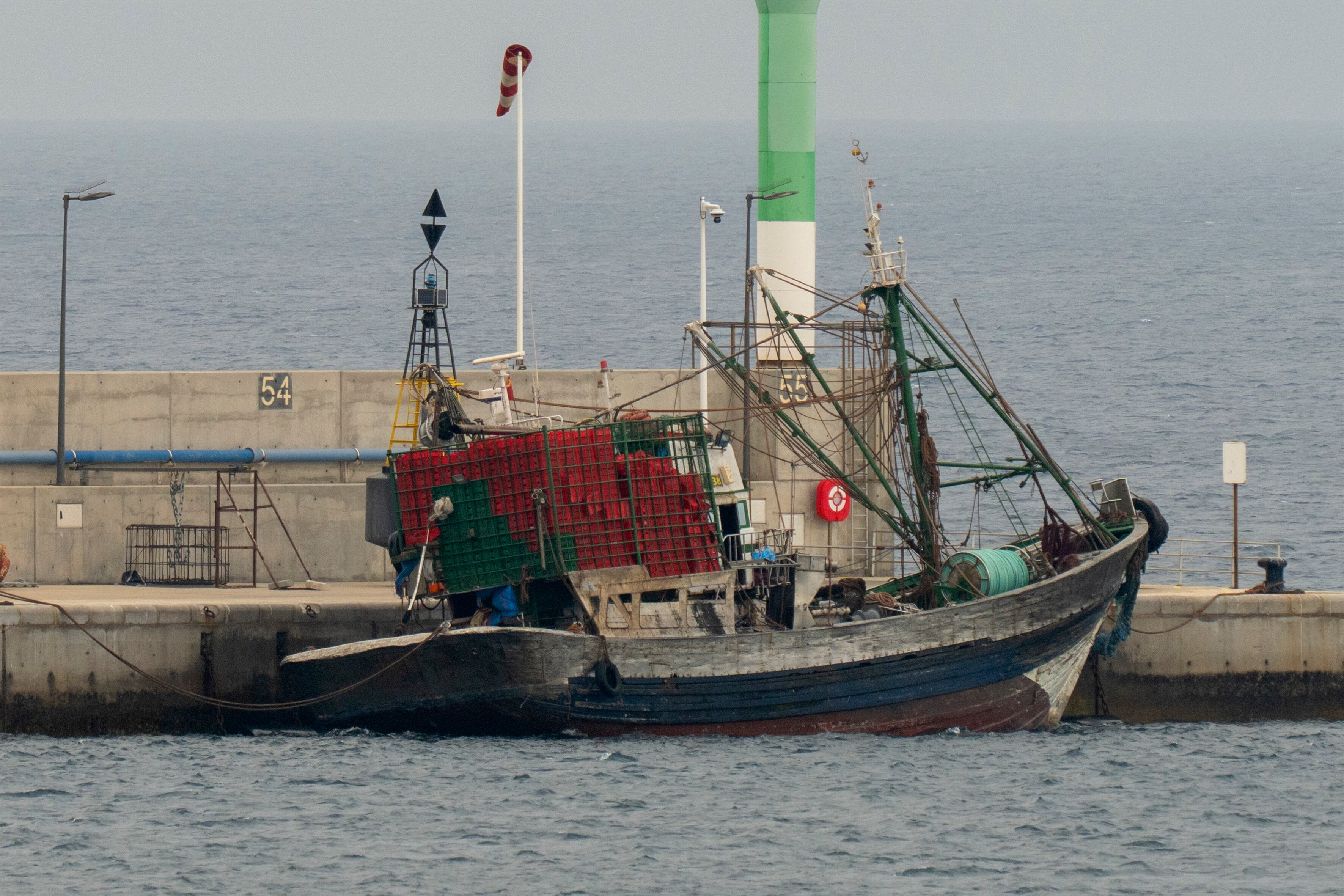 Los catorce tripulantes de un barco pesquero marroquí, uno de ellos menor de edad, han solicitado asilo político tras atracar en el puerto de Arrecife, la capital de Lanzarote.
