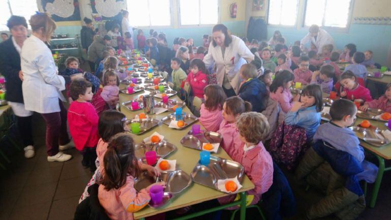 El comedor del colegio El Espartidero, del barrio de Santa Isabel, cocina su propia comida con productos de proximidad