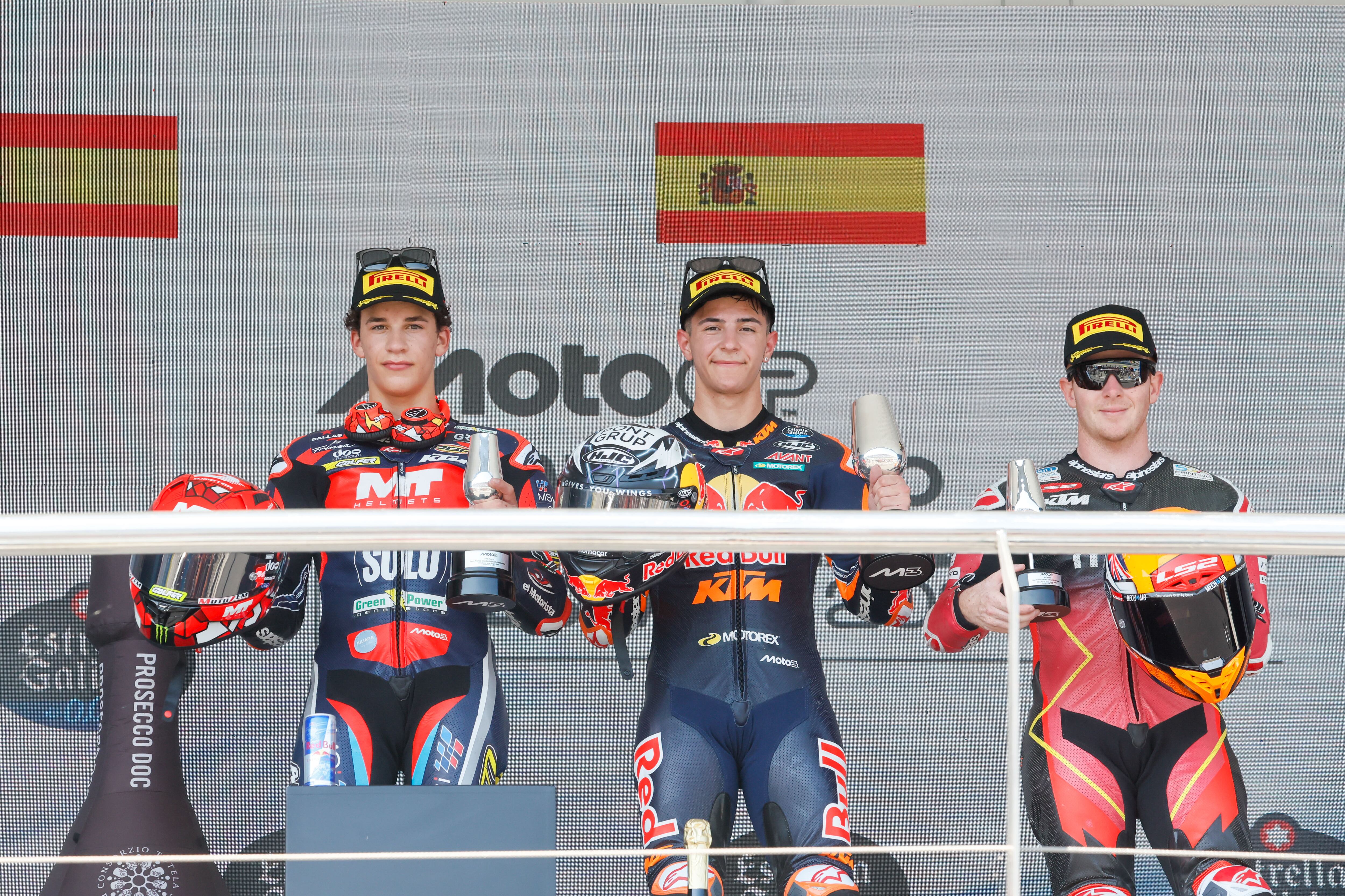 José Antonio Rueda (c), del equipo Red Bull KTM Ajo, celebra en el podio su victoria en la carrera de Moto3 del Gran Premio de España MotoGP 2025 en el Circuito de Jerez. EFE. José Manuel Vidal