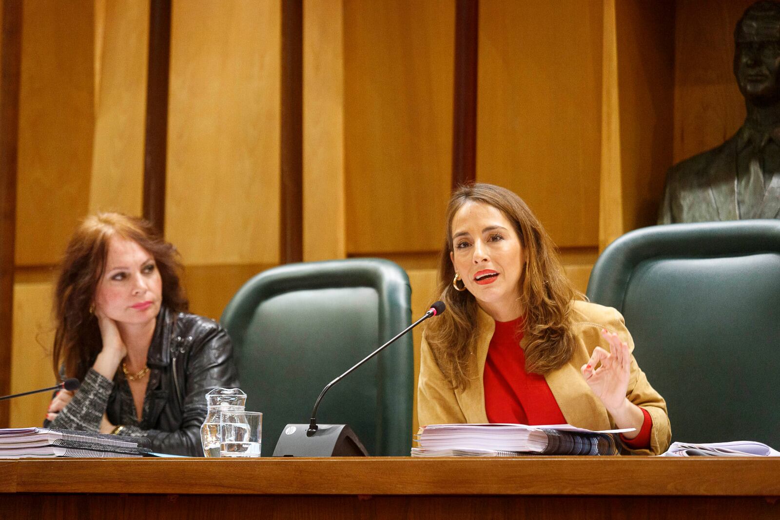 María Navarro, teniente de Alcalde de Hacienda del Ayuntamiento de Zaragoza. A la izquierda, Carmen Herrarte, concejala de Economía y Comercio