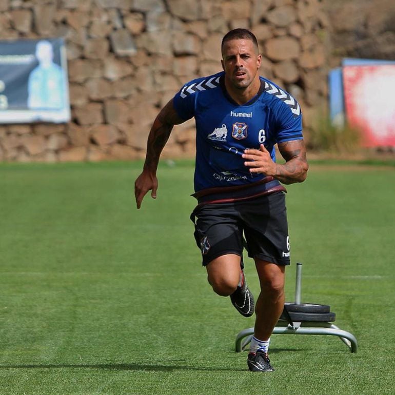 Vitolo en un entrenamiento con el CD Tenerife