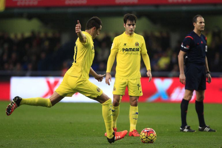 Bruno ejecuta el lanzamiento de falta con la que ha conseguido el único gol del Villarreal ante el Valencia