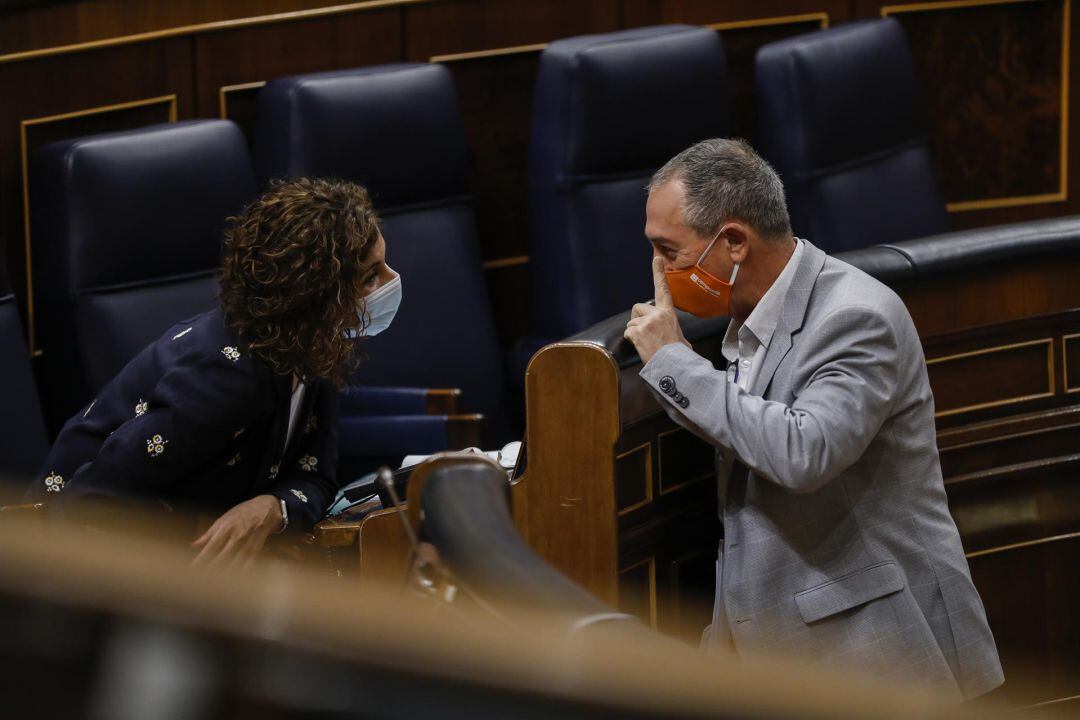 (Imagen de archivo) La ministra portavoz y de Hacienda, María Jesús Montero; y el diputado de Compromís en el Congreso, Joan Baldoví, mantienen una conversación durante una sesión de control al Gobierno en el Congreso de los Diputados, en Madrid.