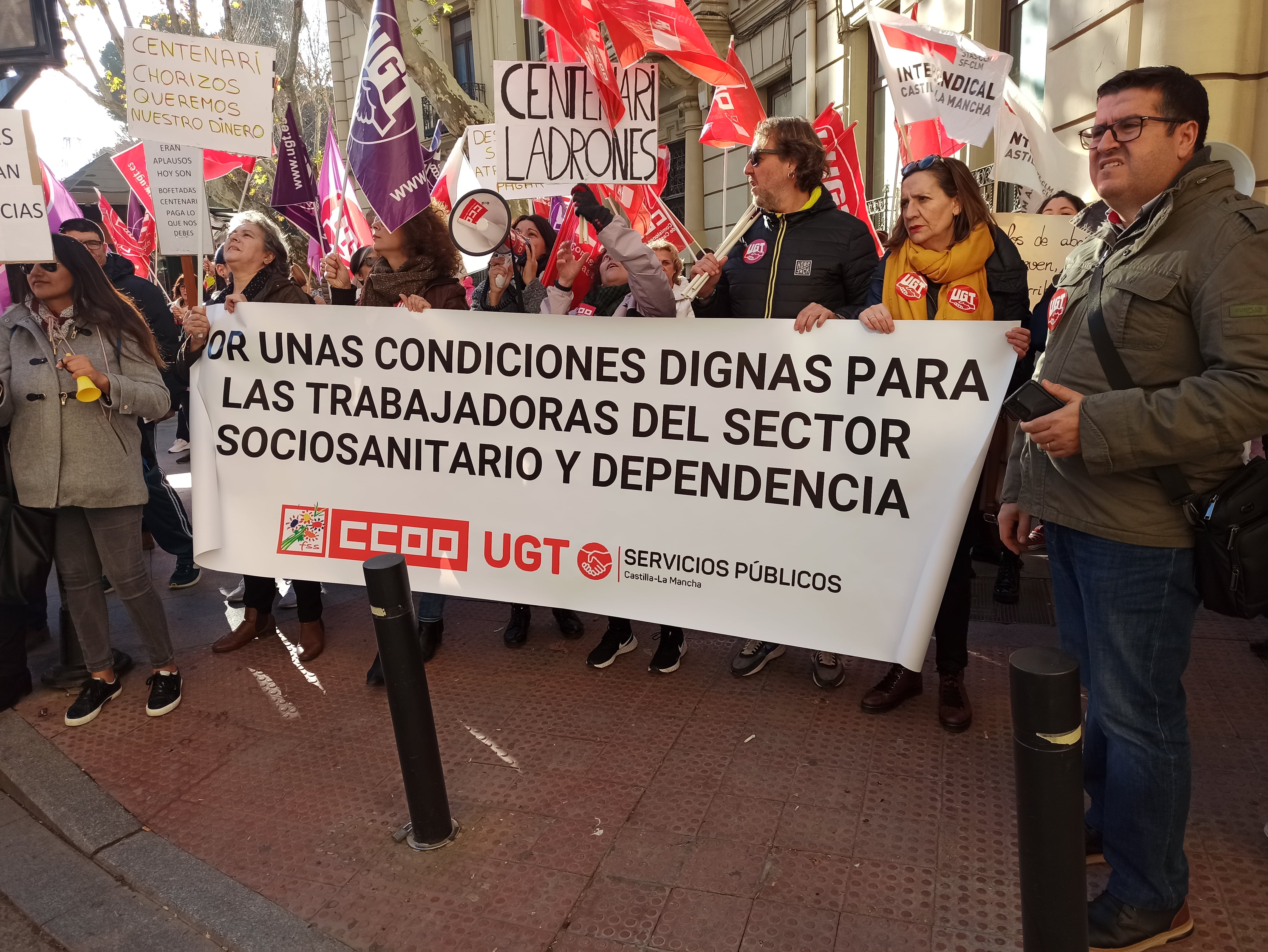 Manifestantes en la puerta de la sede de las residencias de mayores Centenari | Imagen: Pedro Miguel González