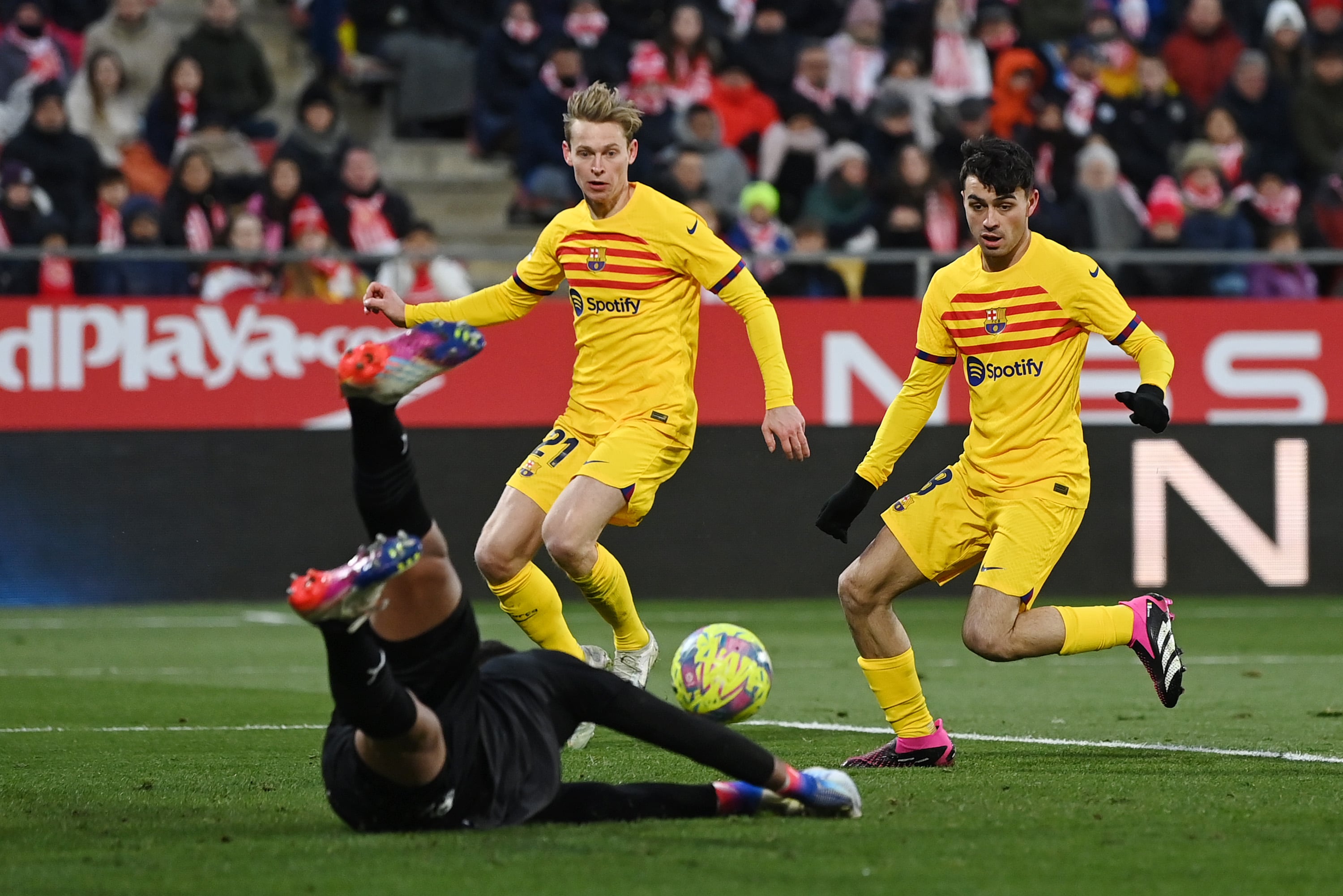 Pedri empuja el balón a la red tras el error de Gazzaniga