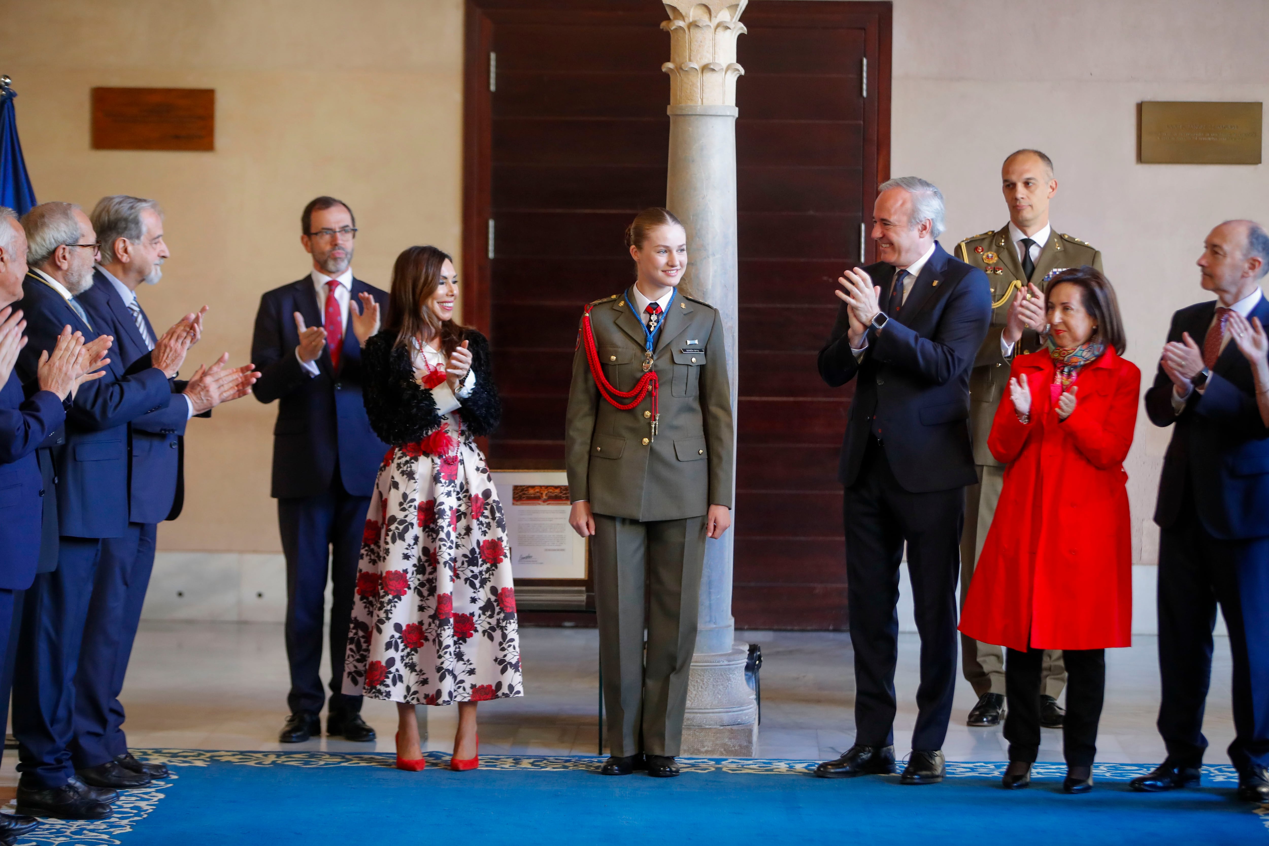 ZARAGOZA, 21/05/2024.- La princesa de Asturias, Leonor de Borbón, recibe la Medalla de las Cortes de Aragón, la máxima distinción que concede el parlamento autonómico, en presencia de la alcaldesa de Zaragoza, Natalia Chueca (4i), del presidente de Aragón, Jorge Azcón (4d), y de la ministra de Defensa, Margarita Robles (3d), en el primero de los homenajes que las principales instituciones aragonesas y de Zaragoza brindan este martes a la heredera al trono en la ciudad de Zaragoza. EFE/ Javier Cebollada
