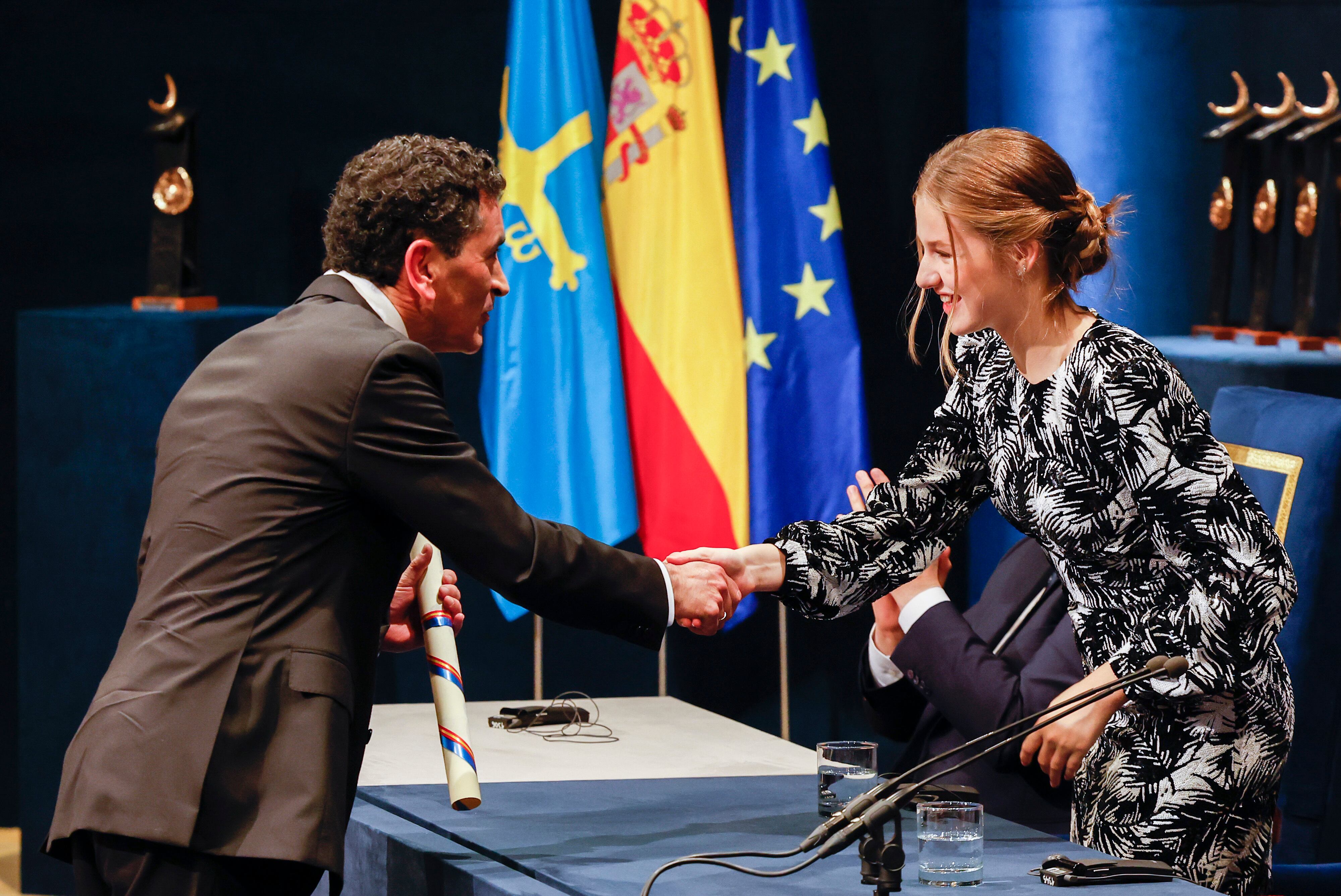 OVIEDO, 28/10/2022.- La princesa Leonor (d) entrega un galardón al dramaturgo Juan Mayorga (i), Premio Princesa de Asturias de las Letras, durante la ceremonia de entrega de la 42 edición de los Premios Princesa de Asturias celebrada este viernes en el Teatro Campoamor de Oviedo. EFE/ Ballesteros
