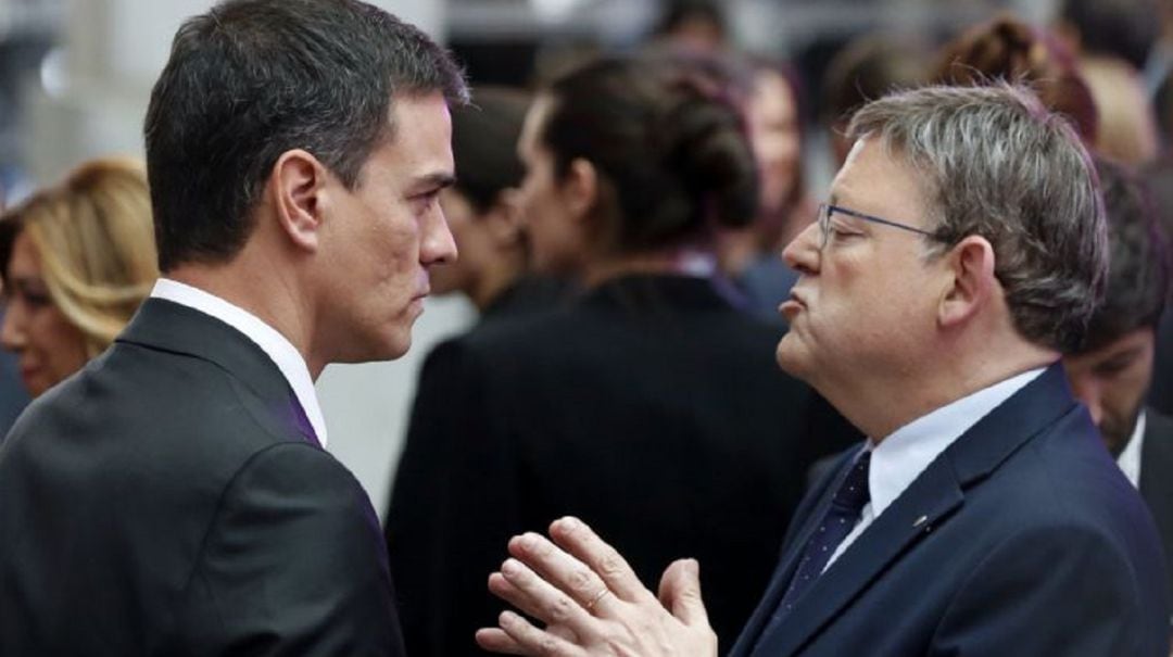 Foto de archivo: El líder socialista Pedro Sánchez (i) conversa con el president de la Generalitat valenciana, Ximo Puig, durante la cena celebrada con motivo del 40 Aniversario del diario El País y la entrega de los Premios Ortega y Gasset de Periodismo 2016, en el Palacio de Cibeles, en Madrid 
 