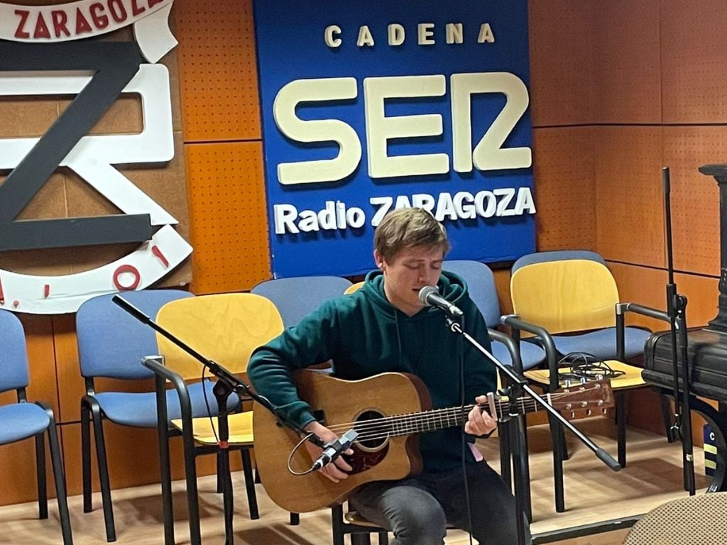 Daniel Quezada Manchester, músico en las calles de Zaragoza, durante su actuación Hoy por Hoy Zaragoza