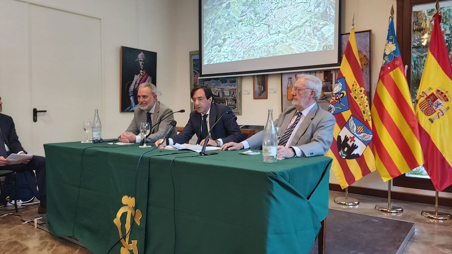 Luis Rodríguez, Indalecio Carbonell y Enrique Masiá, durante la conferencia en la sala Castañer