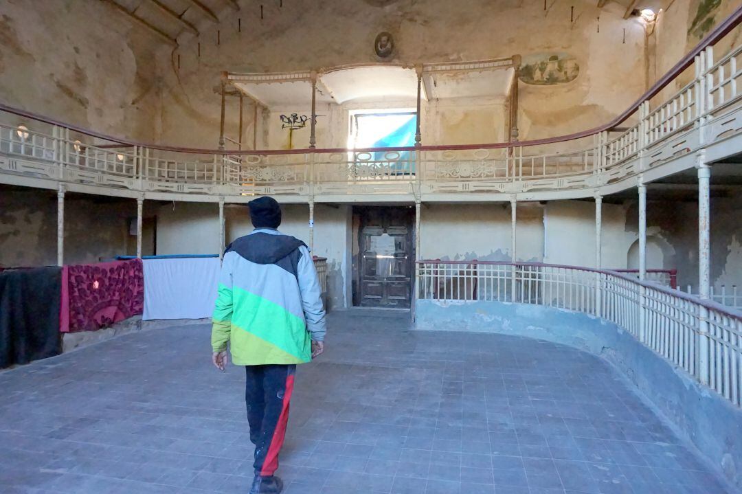 José Prival en el interior del Teatro Cervantes de la Colonia de Santa Eulalia