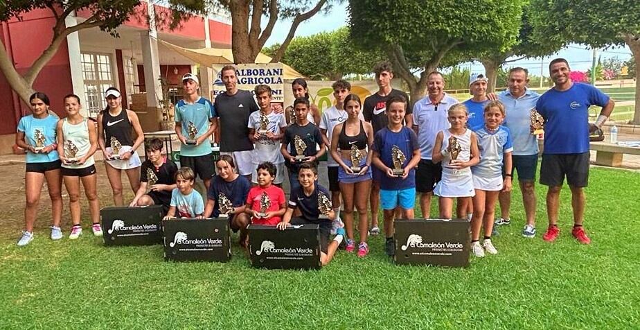 Los ganadores del torneo posando en el Club de Tenis Indalo.