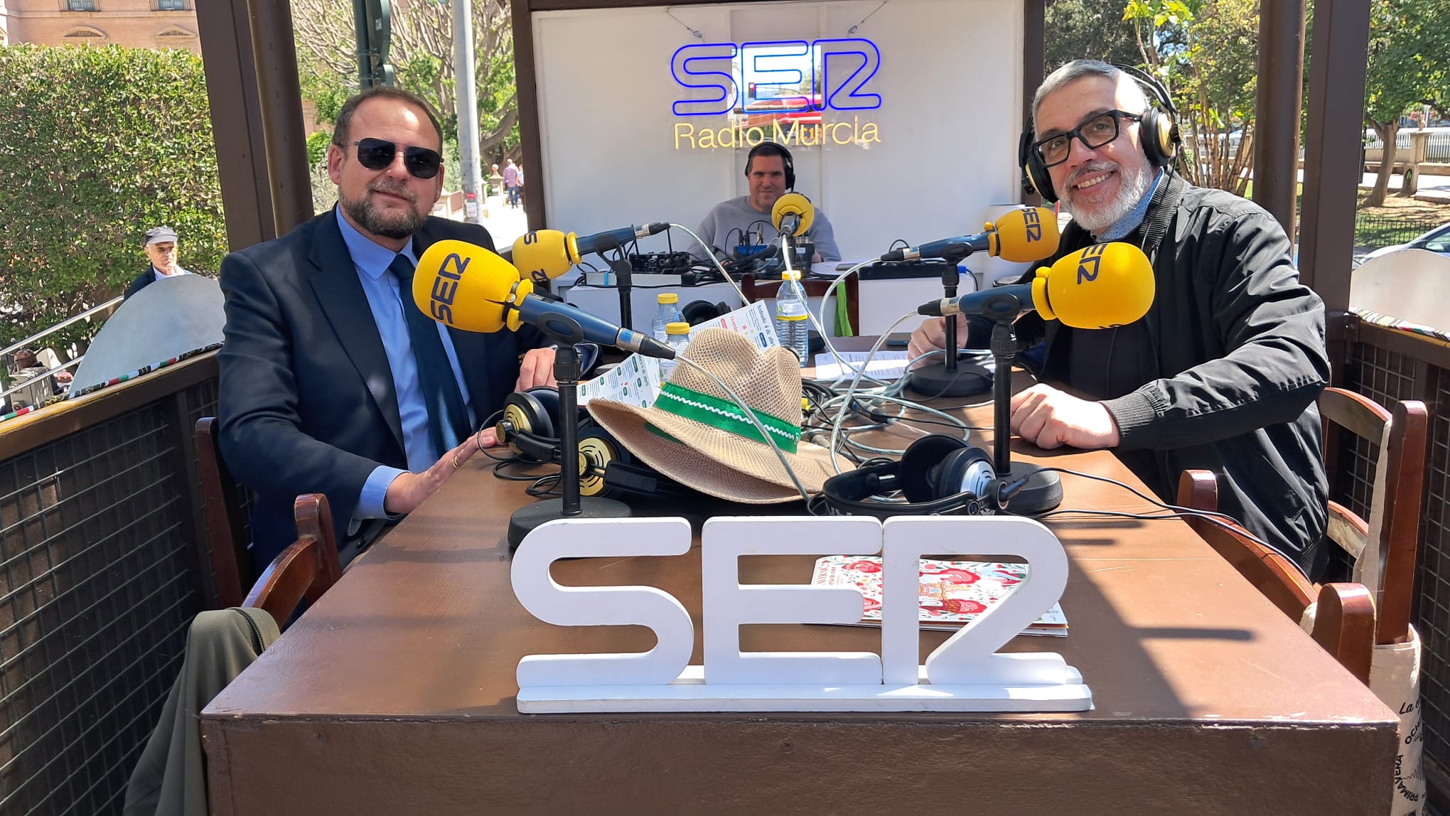 José Guillén (izq.), concejal de Desarrollo Urbano y Ciudad Inteligente, junto a Paco Sánchez (dcha.), director de Hoy por Hoy Murcia; al fondo, Rafa, de Sonido Remache.