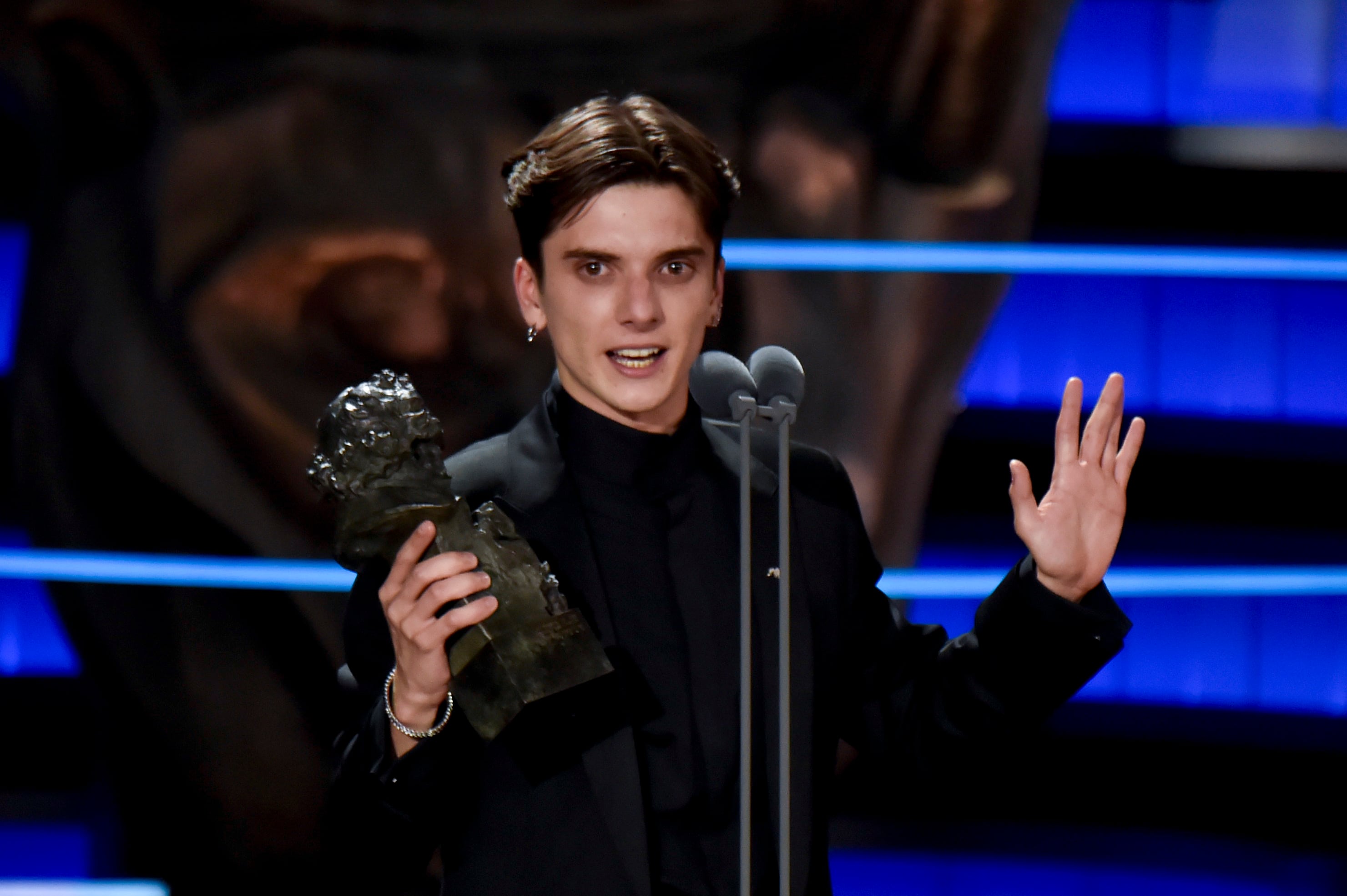 VALLADOLID, SPAIN - FEBRUARY 10: Argentinean actor Matías Recalt accepts the Best Promising Actor Goya Award for the film La Sociedad de la Nieve during the 38th edition of the &#039;Goya Cinema Awards&#039; ceremony at Feria de Valladolid on February 10, 2024 in Valladolid, Spain. (Photo by Juan Naharro Gimenez/Getty Images)