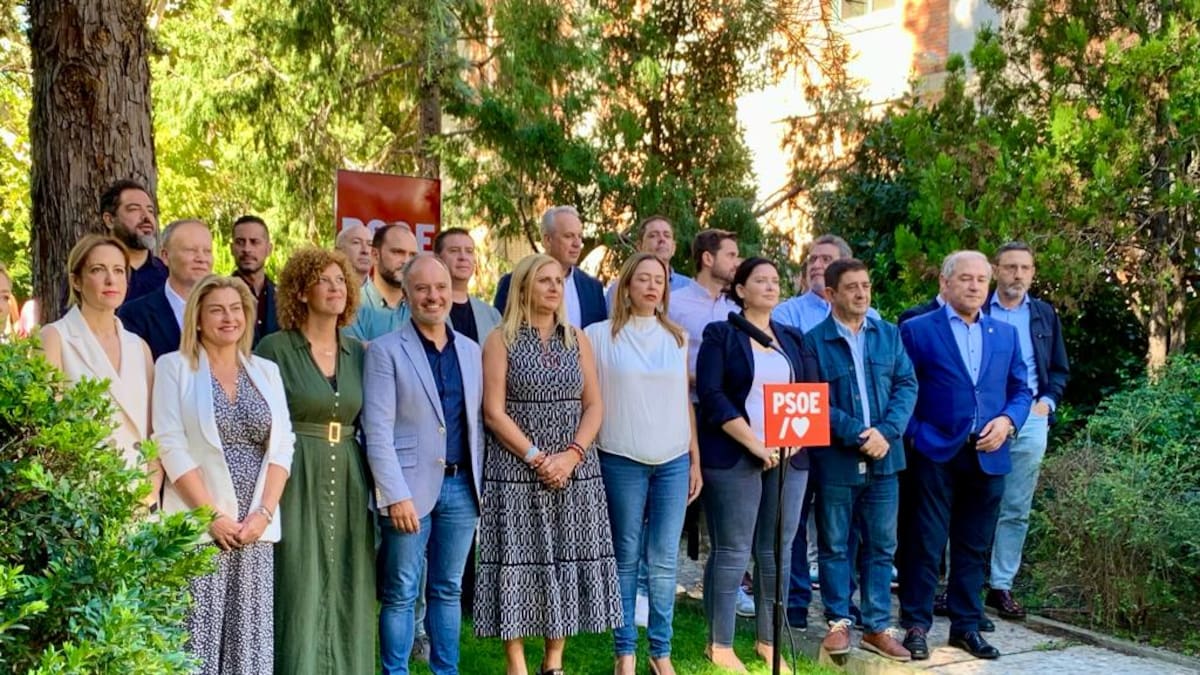 Francisco Reyes, junto al resto de secretarios provinciales del PSOE, firma un manifiesto en apoyo a Pedro Sánchez