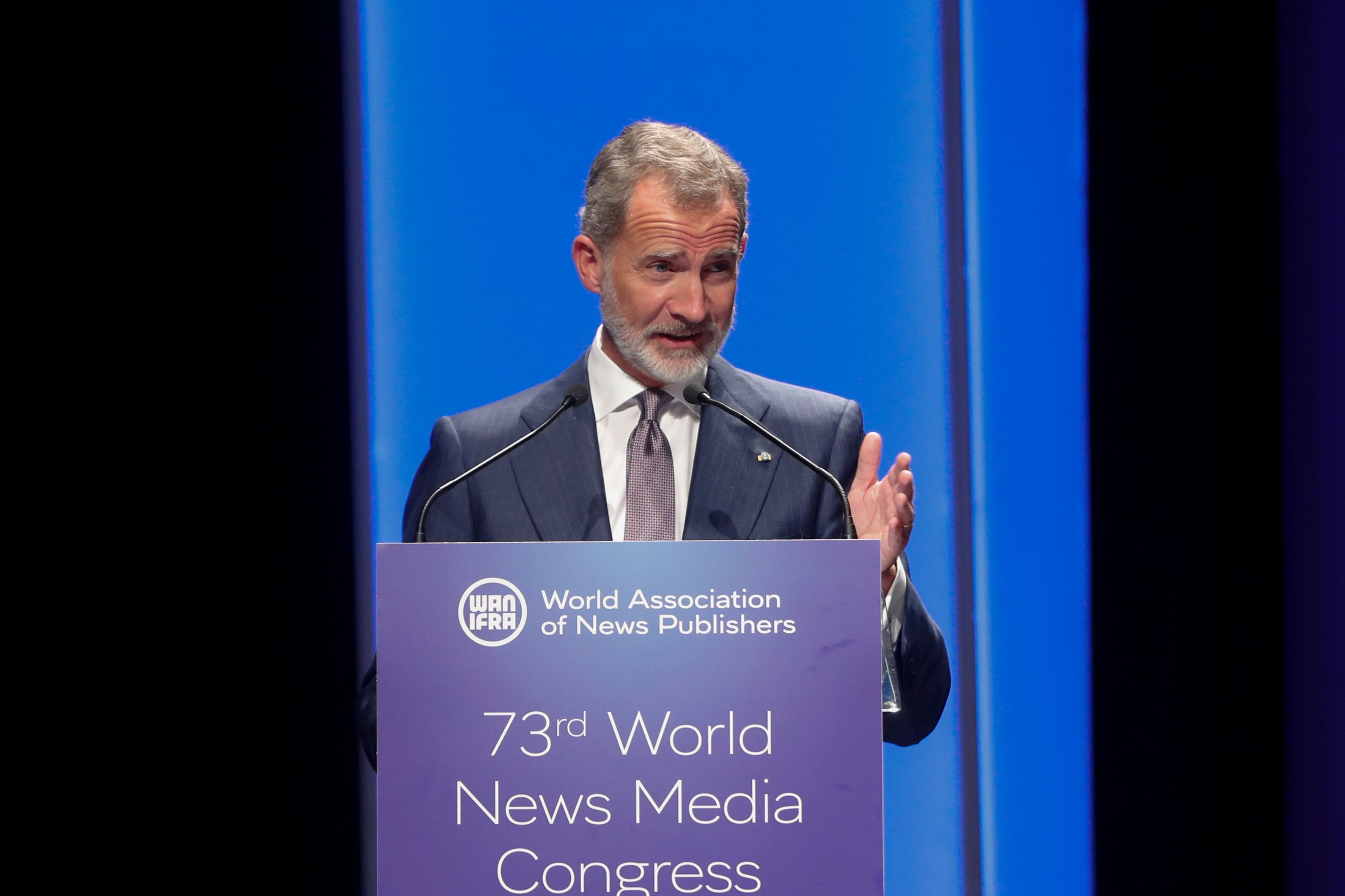 El rey Felipe VI pronuncia un discurso durante el Congreso Mundial de Medios de Comunicación, organizado por la Asociación Mundial de Editores de Noticias (WAN-IFRA), este miércoles en Zaragoza.