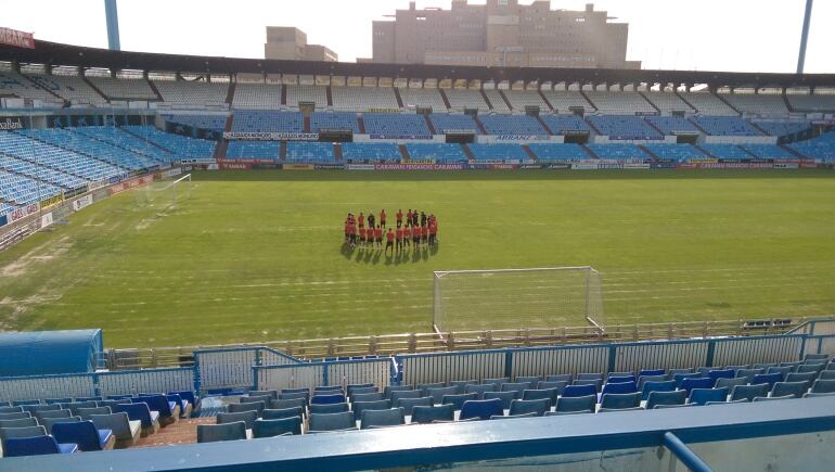 Los jugadores del Real Zaragoza, en el entrenamiento de esta mañana en La Romareda