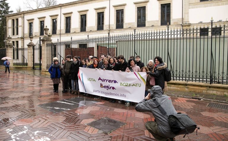 Nagua Alba y Eduardo Maura han posado frente al Parlamento Vasco en Vitoria