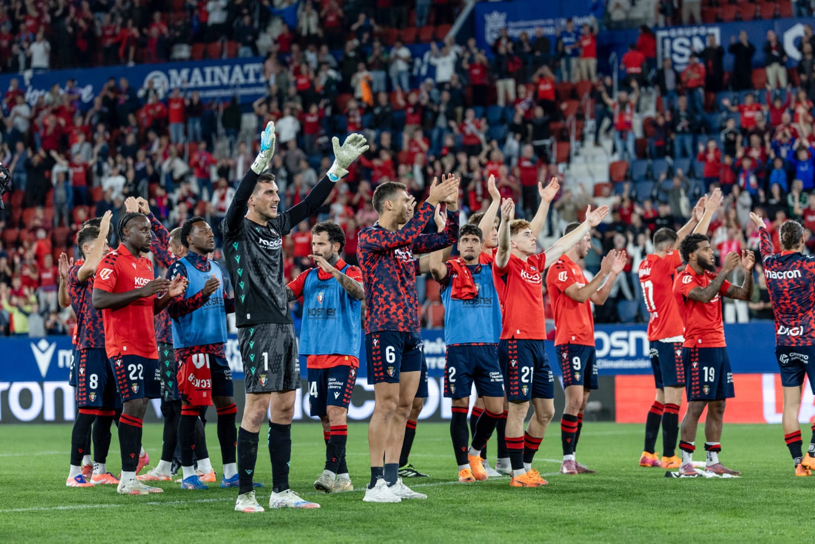 Los jugadores de Osasuna celebran la última victoria en liga hace más de 2 meses en el Sadar 